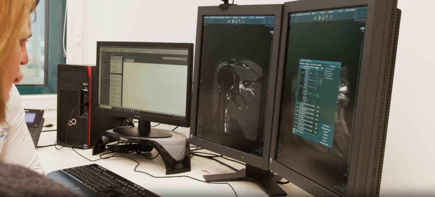 Radiologische Aufnahmen werden im Arztgespräch betrachtet